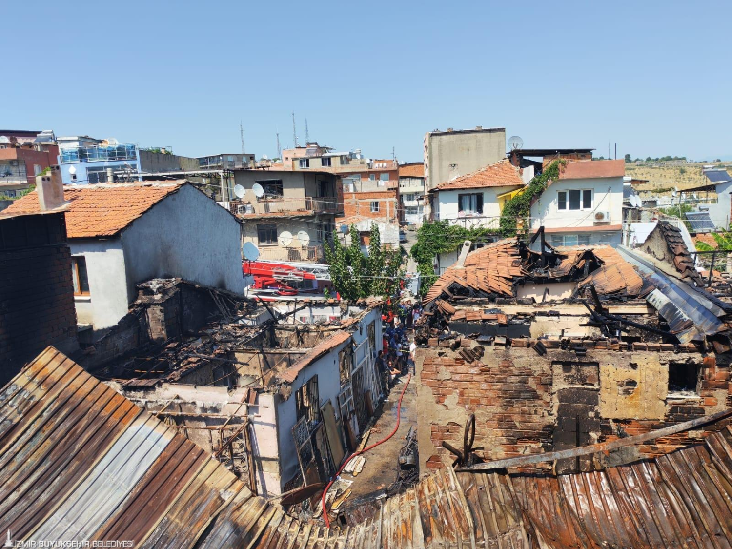 İzmir İtfaiyesi Konak’taki yangına müdahale etti